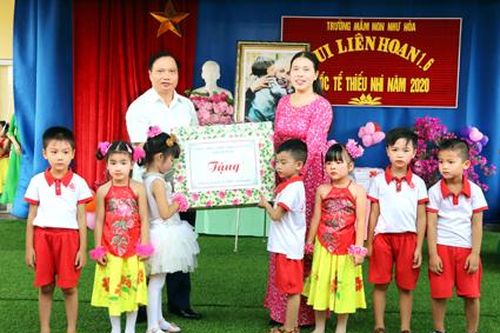 Đồng chí Phó Bí thư Thường trực Tỉnh ủy thăm, tặng quà trường mầm non Như Hòa