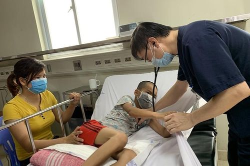 Không tiêm phòng đúng lịch, bé trai 10 tuổi bị viêm não Nhật Bản phải thở máy