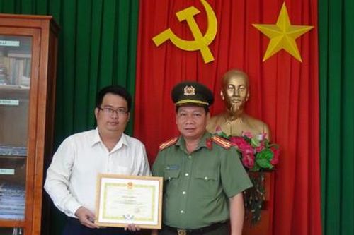 Tặng giấy khen thanh niên không tham của rơi