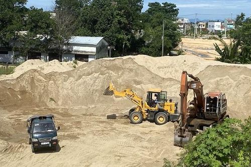 Núi cát khổng lồ tập kết sát vách trường học, bất chấp lệnh di dời