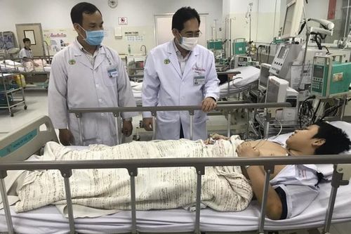 Sức khỏe 2 học sinh bị thương nặng do cây phượng đổ lên người giờ ra sao?