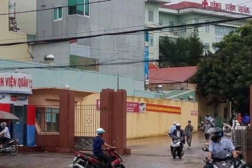 Ngăn nhóm thanh niên trêu ghẹo thiếu nữ, trung tá công an bị chém phải nhập viện