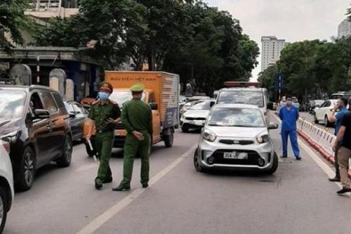 Tài xế đột tử trong ô tô khi chờ đèn đỏ ngay giữa phố Hà Nội