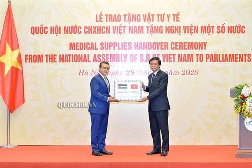 Quốc hội Việt Nam trao tặng vật tư y tế cho Nghị viện một số nước châu Phi, Trung Đông