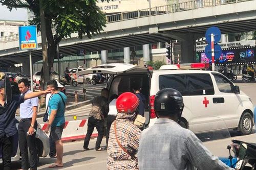 Lái xe công nghệ đột tử tại ngã tư Láng Hạ - Huỳnh Thúc Kháng