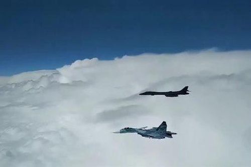 Su-27P và Su-30SM Nga ép máy bay ném bom B-1B Lancer Mỹ phải chuyển hướng