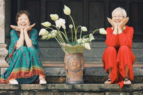 Bộ ảnh vui nhộn của đôi bạn già, quen nhau trong viện dưỡng lão