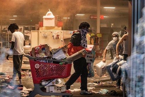 Siêu thị Mỹ tan nát trong cuộc biểu tình phản đối cảnh sát
