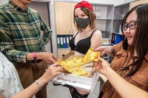 Vũ nữ thoát y được thuê làm shipper giao đồ ăn