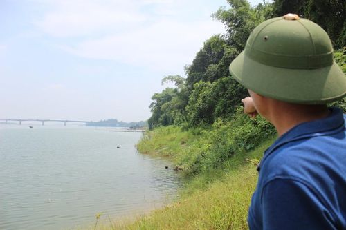 Cận cảnh 'điểm nóng' sạt lở ở Ba Vì trước mùa mưa bão