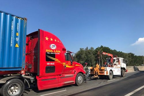 Quảng Ngãi: Va chạm giữa xe ô tô tải và xe đầu kéo, một người tử vong