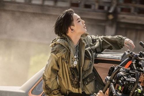 Vượt anh em BTS, Suga là nghệ sĩ solo Hàn đầu tiên làm được điều này