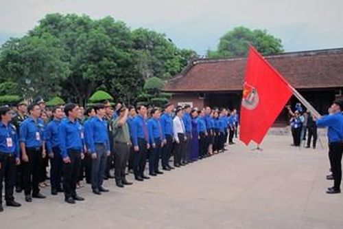 Lễ báo công dâng Bác và trao Huy hiệu Thanh niên tiên tiến làm theo lời Bác