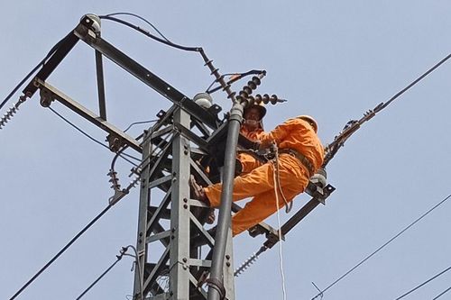 Điện lực Bình Sơn tăng cường công tác xử lý điểm khiếm khuyết trên lưới điện