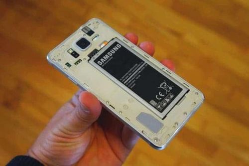 Samsung sẽ thiết kế pin rời cho smartphone phân khúc giá rẻ