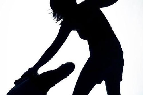 Vợ dùng dao đâm chết chồng vì bị đánh
