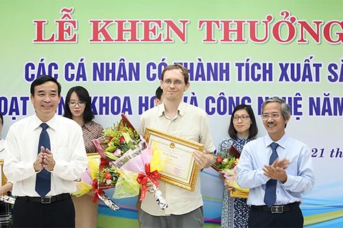 69 nhà khoa học ĐH Duy Tân nhận khen thưởng của thành phố Đà Nẵng