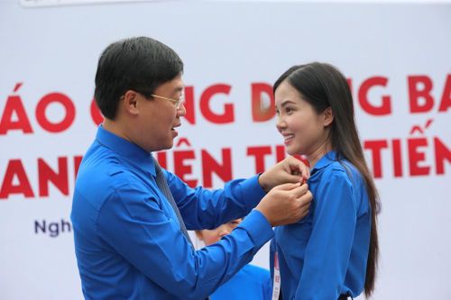 Hoa khôi Huỳnh Thúy Vi: Rèn luyện đức lẫn tài để cống hiến cho đất nước