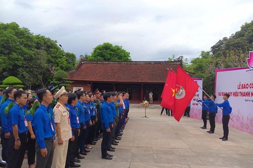 Đại biểu thanh niên tiên tiến cả nước dâng hoa tại Khu Di tích Kim Liên
