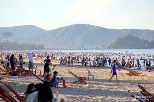 Hàng vạn du khách đổ về biển Cửa Lò ngày cuối tuần