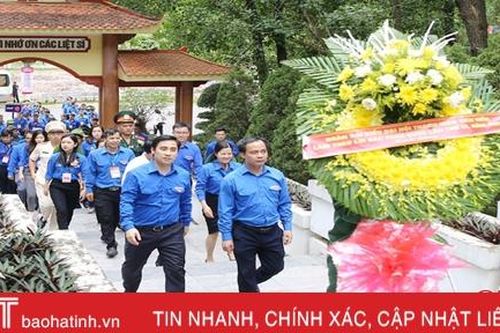 Đoàn đại biểu Thanh niên tiên tiến làm theo lời Bác dâng hương địa chỉ đỏ tại Hà Tĩnh