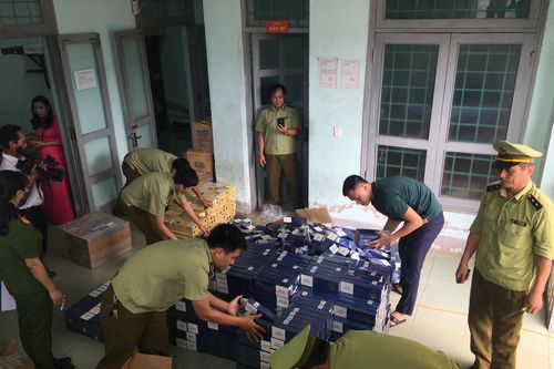 Kiểm tra xe tải, phát hiện gần 14.000 bao thuốc lá nhập lậu