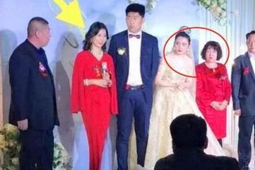Cô dâu liên tục 'liếc xéo' mẹ chồng khi lên sân khấu phát biểu khiến quan khách không khỏi tò mò