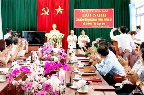 Trao quyết định nghỉ hưu cho Bí thư Huyện ủy Chư Prông
