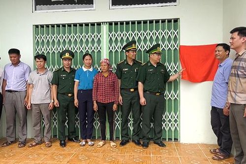 Bàn giao nhà cho hộ nghèo ở Nậm Chạc
