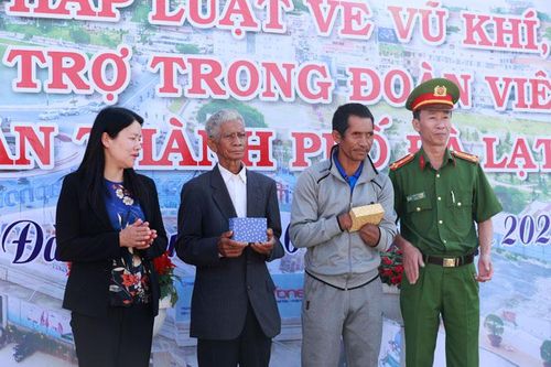 Công an thành phố Đà Lạt vận động người dân giao nộp vũ khí, vật liệu nổ, công cụ hỗ trợ