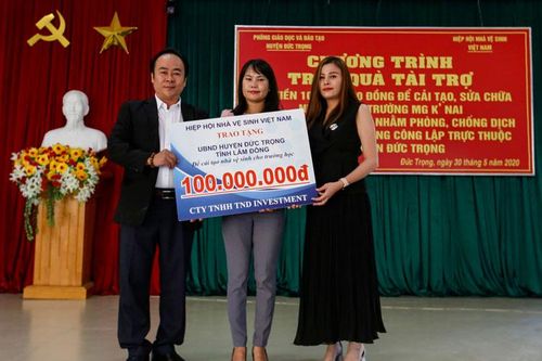 Trao 100 triệu đồng cải tạo nhà vệ sinh trường mẫu giáo tại Đức Trọng