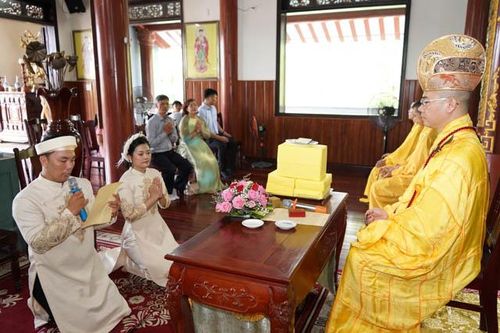 Hai Phật tử tổ chức lễ hằng thuận tại chùa Bà Đa