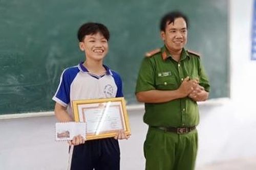 Khen thưởng học sinh lớp 8 dũng cảm bắt trộm