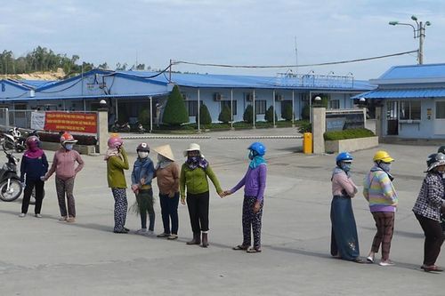 Nhà máy thép Hòa Phát Dung Quất bốc mùi khét, dân bức xúc chặn xe