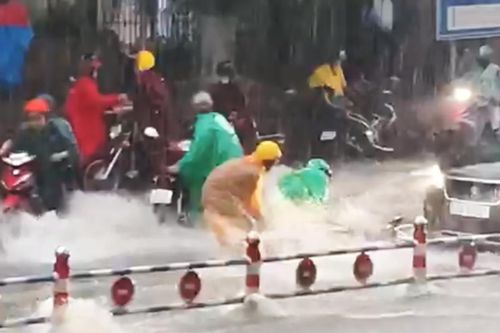 Mưa lớn khắp TP.HCM, nước chảy xiết, cuốn trôi nhiều xe máy