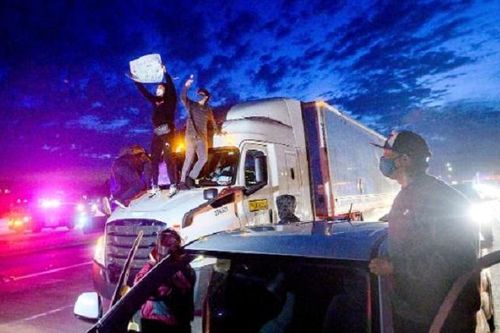 Biểu tình ở Mỹ: 2 cảnh sát trúng đạn, 1 người chết