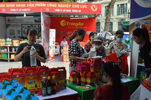 Người dân Thủ đô hào hứng tìm hiểu các sản phẩm hàng Việt