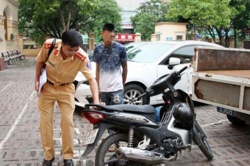 Chưa có bằng lái, nam thanh niên dùng chân điều khiển xe máy