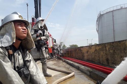 Diễn tập phương án chữa cháy bồn chứa xăng 1.000 mét khối
