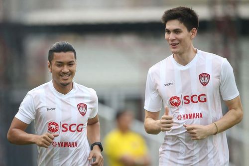 Sau 3 tháng 'nhốt mình' trong nhà, cầu thủ Thái Lan mừng được tập trên sân cỏ