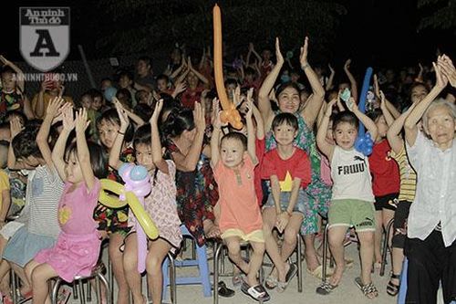 Mang yêu thương đến trẻ em nghèo dưới chân cầu Long Biên trong ngày Tết thiếu nhi