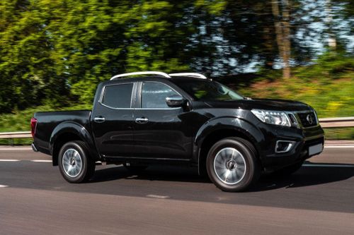 Bán tải Nissan Navara độ động cơ mạnh 1.000 mã lực từ xe thể thao GT-R
