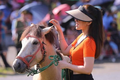 Bóng hồng xinh đẹp ở giải đua ngựa Bắc Hà
