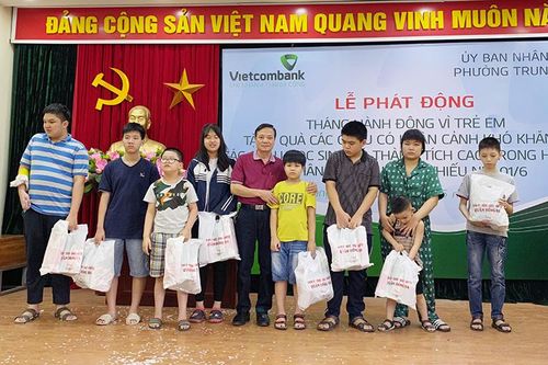 Quận Đống Đa: Trao 129 suất quà cho các em nhỏ có hoàn cảnh khó khăn