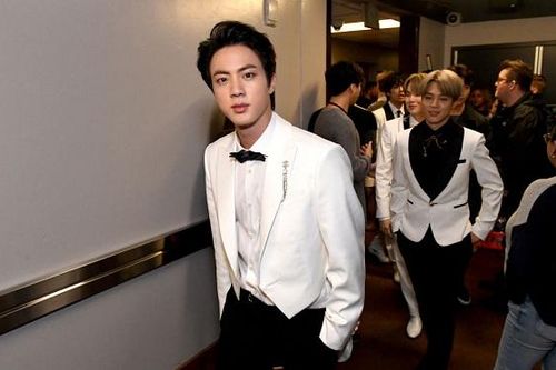 Lịch thiệp với phụ nữ như Jin BTS quả là hiếm có khó tìm