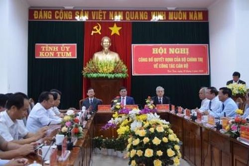 Công bố quyết định của Bộ Chính trị về công tác cán bộ