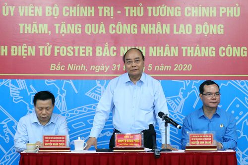 Thủ tướng Nguyễn Xuân Phúc thăm hỏi, động viên công nhân, người lao động