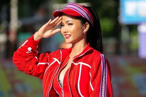 Hoa hậu H'Hen Niê khoe ba vòng nóng bỏng trong trang phục thể thao siêu độc đáo