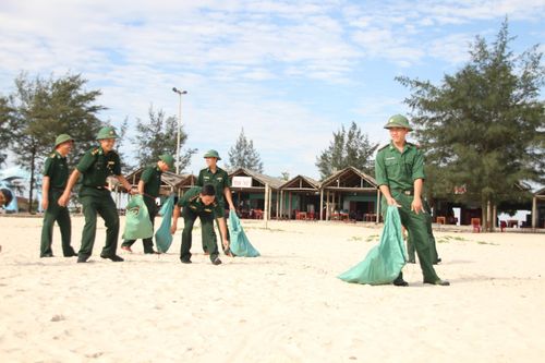 Hàng ngàn bạn trẻ chung tay làm sạch bờ biển