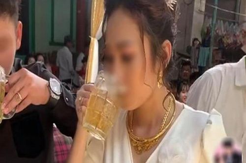 Cô dâu ra mặt 'xử' cả lít bia để nhận tiền mừng cưới